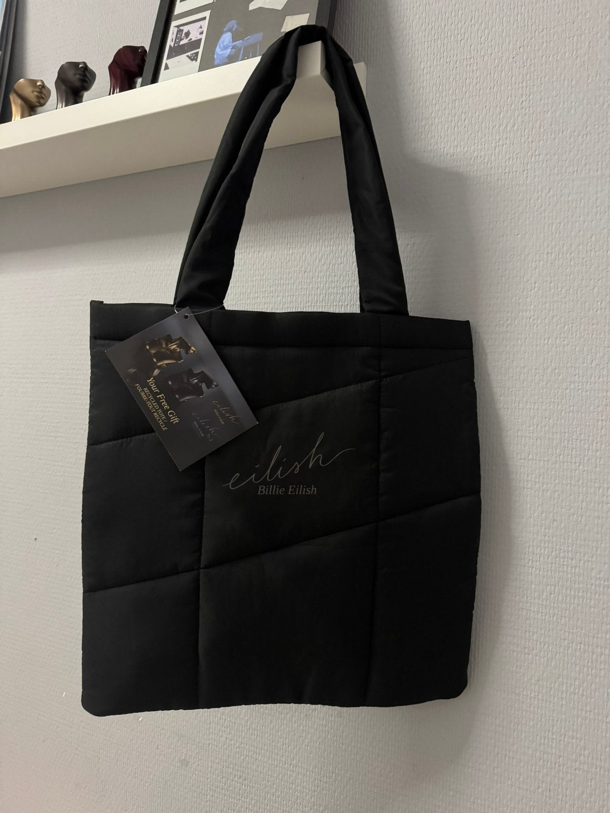 Billie eilish limited edition tote bag, Ophalen of Verzenden, Nieuw, Zwart, 30 cm of meer