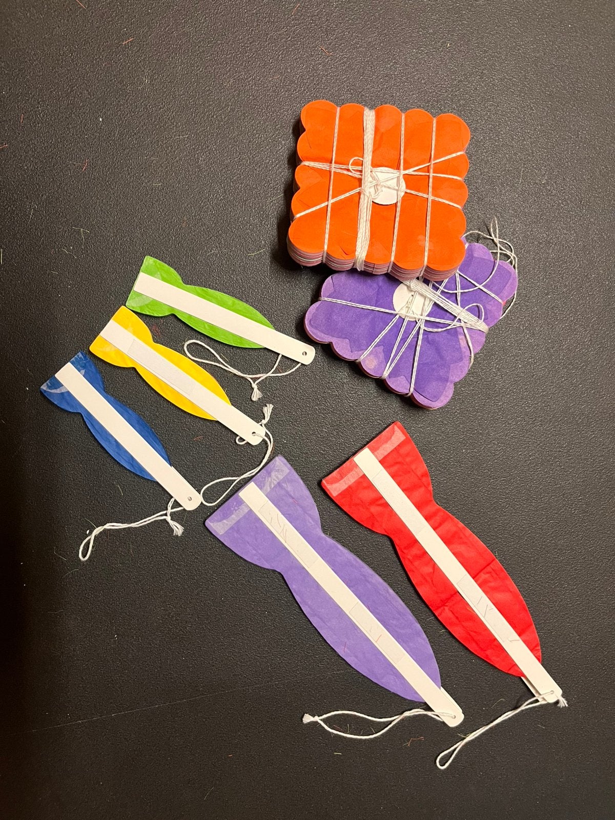 Diverse papierversiering, slingers en waaiers, Ophalen of Verzenden, Versiering, Verjaardag