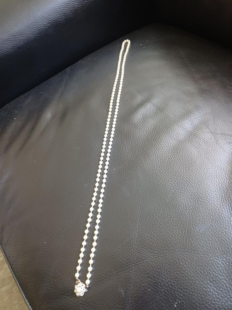 Vintage hand geknoopte parelketting  met zilveren slot, Ophalen of Verzenden, Zilver, Ketting
