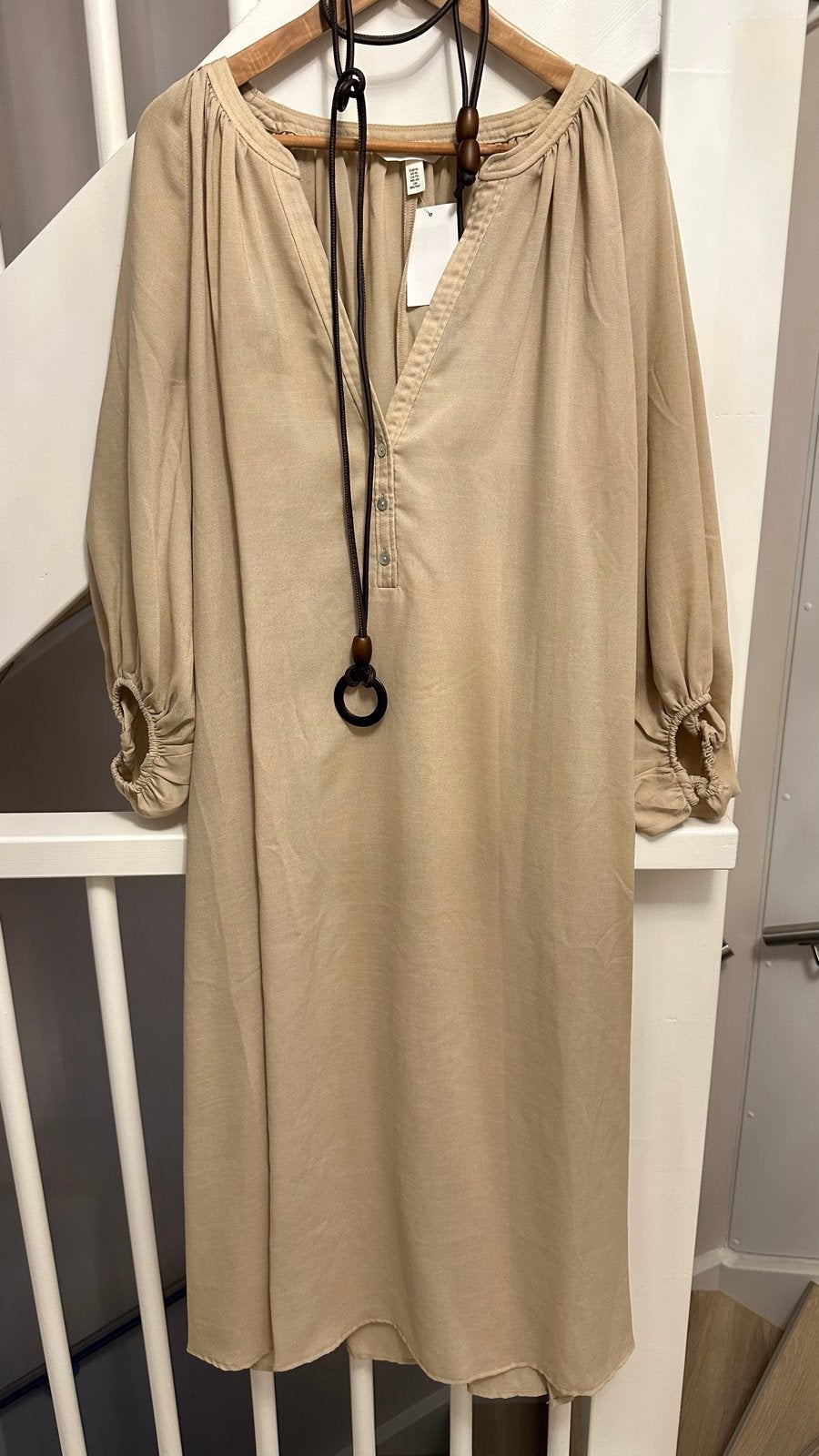 Nieuwe beige jurk met lange mouwen H&M, Beige, Maat 46/48 (XL) of groter, Nieuw, Ophalen of Verzenden
