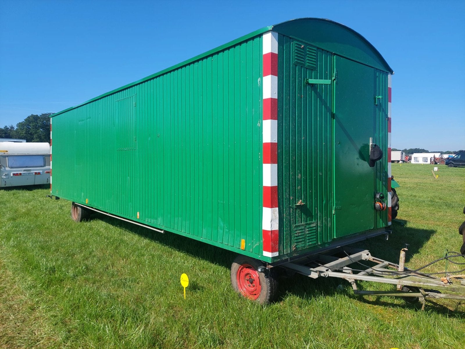 Schaftkeet met kentekenlandbouw omgebouwd tot caravan, Overige merken, Particulier, 2000 kg en meer, 8 meter en meer