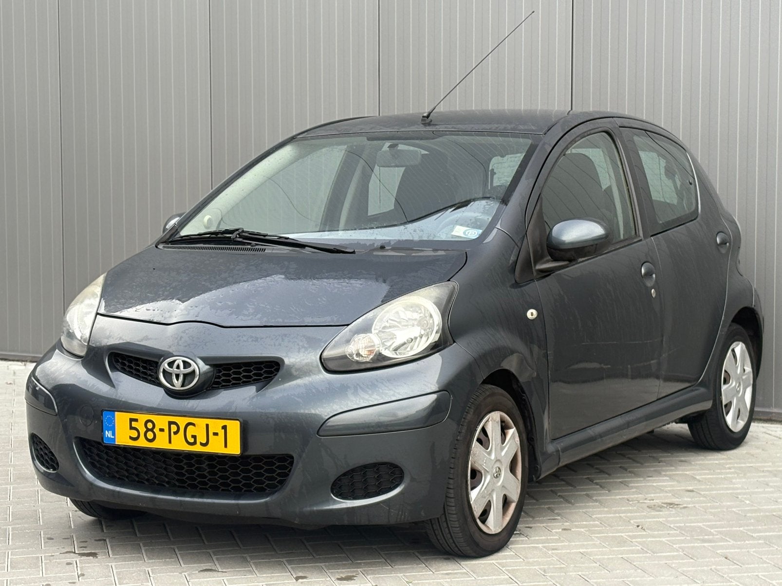 Toyota Aygo 1.0 12V Vvt-i 5DRS 2011 Grijs 1e eigenaar!, Auto's, Voorwielaandrijving, 4 stoelen, 68 pk, Origineel Nederlands