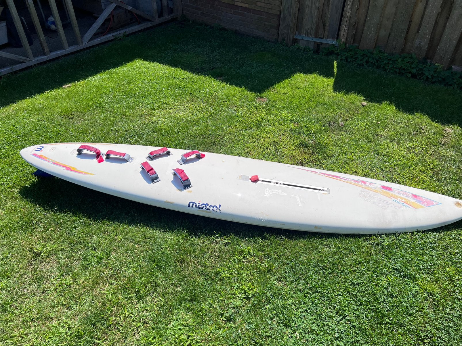 Mistral windsurfplank, Watersport en Boten, Windsurfen, Ophalen, Met mastvoet, Mistral, Gebruikt