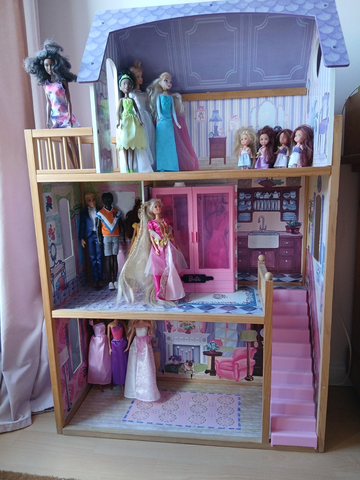 Barbie poppenhuis met Barbies en accessoires, Ophalen, Poppenhuis