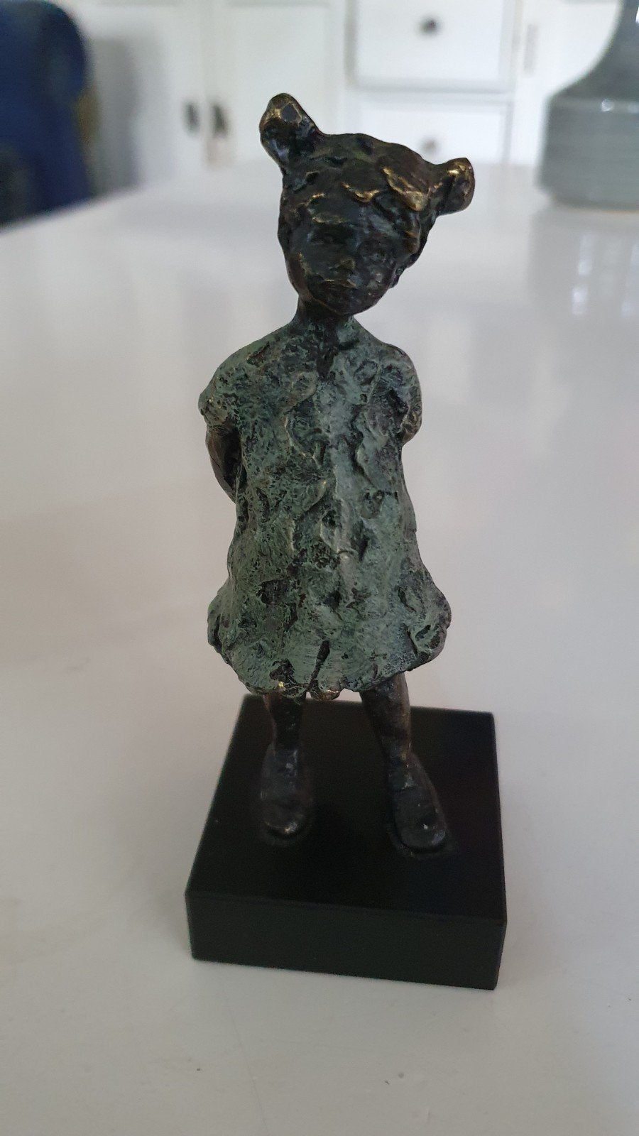 Gepatineerd bronzen beeldje, meisje 'Zeg het met bloemen', Ophalen of Verzenden, Brons