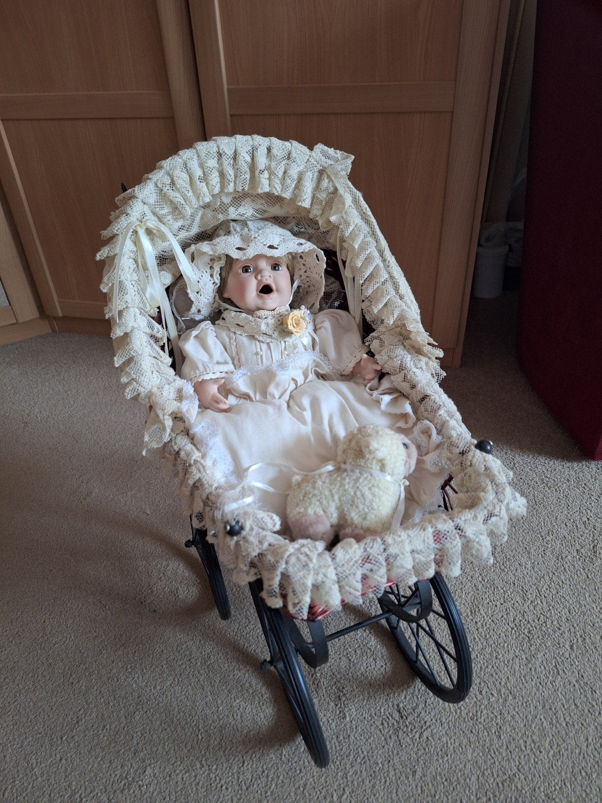 Porseleinen pop in rieten kinderwagen, Antiek en Kunst, Antiek | Speelgoed, Ophalen