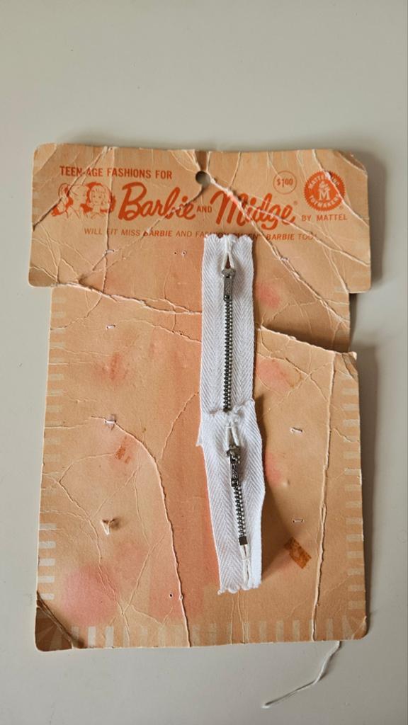 Vintage Barbie 2 witte ritsen 1963, Verzamelen, Poppen, Ophalen of Verzenden, Kleertjes