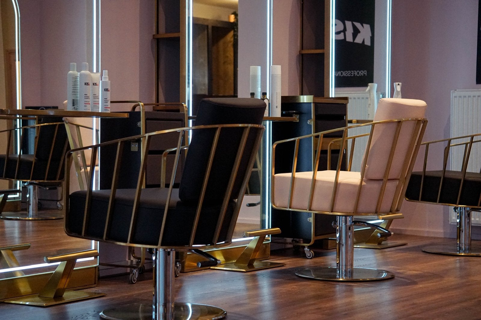 Exclusieve roze/zwarte kappersstoelen met gouden afwerking, Ophalen, Zo goed als nieuw