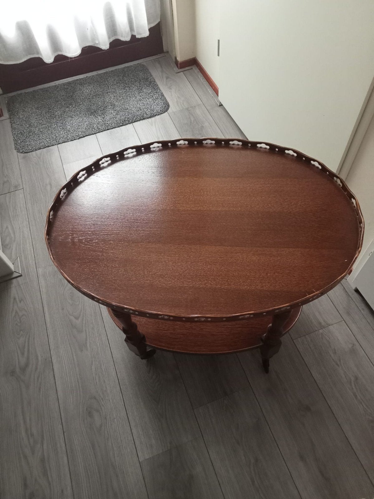 Antieke houten salontafel met sierlijke rand, Ophalen
