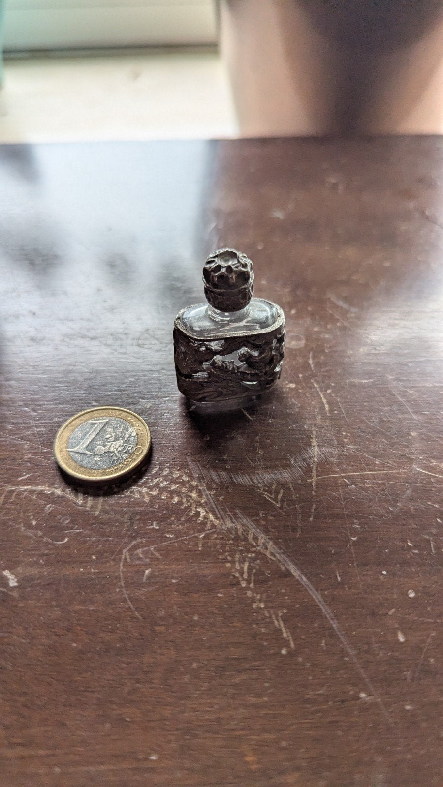 Antiek Miniatuur Parfumflesje met Gedetailleerd Metaal, Ophalen of Verzenden