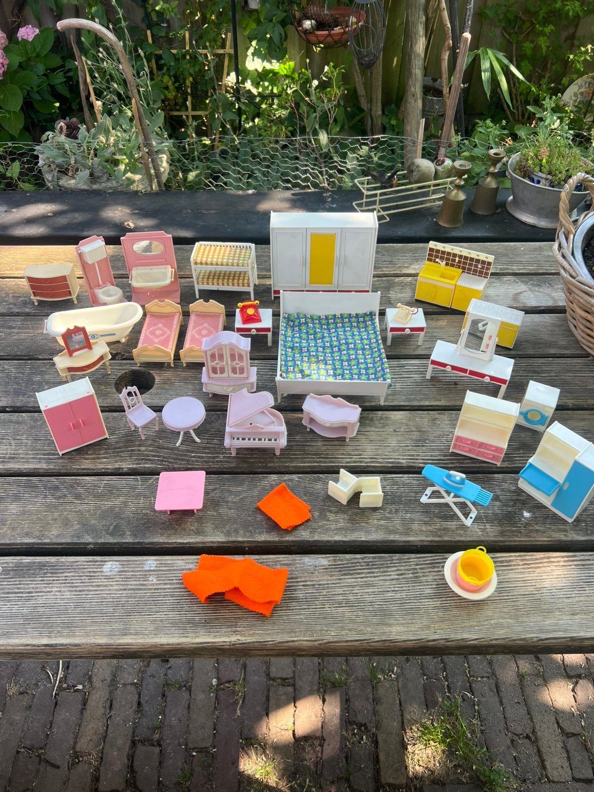 Vintage poppenhuis meubeltjes en spulletjes plastic 34st, Ophalen of Verzenden, Gebruikt