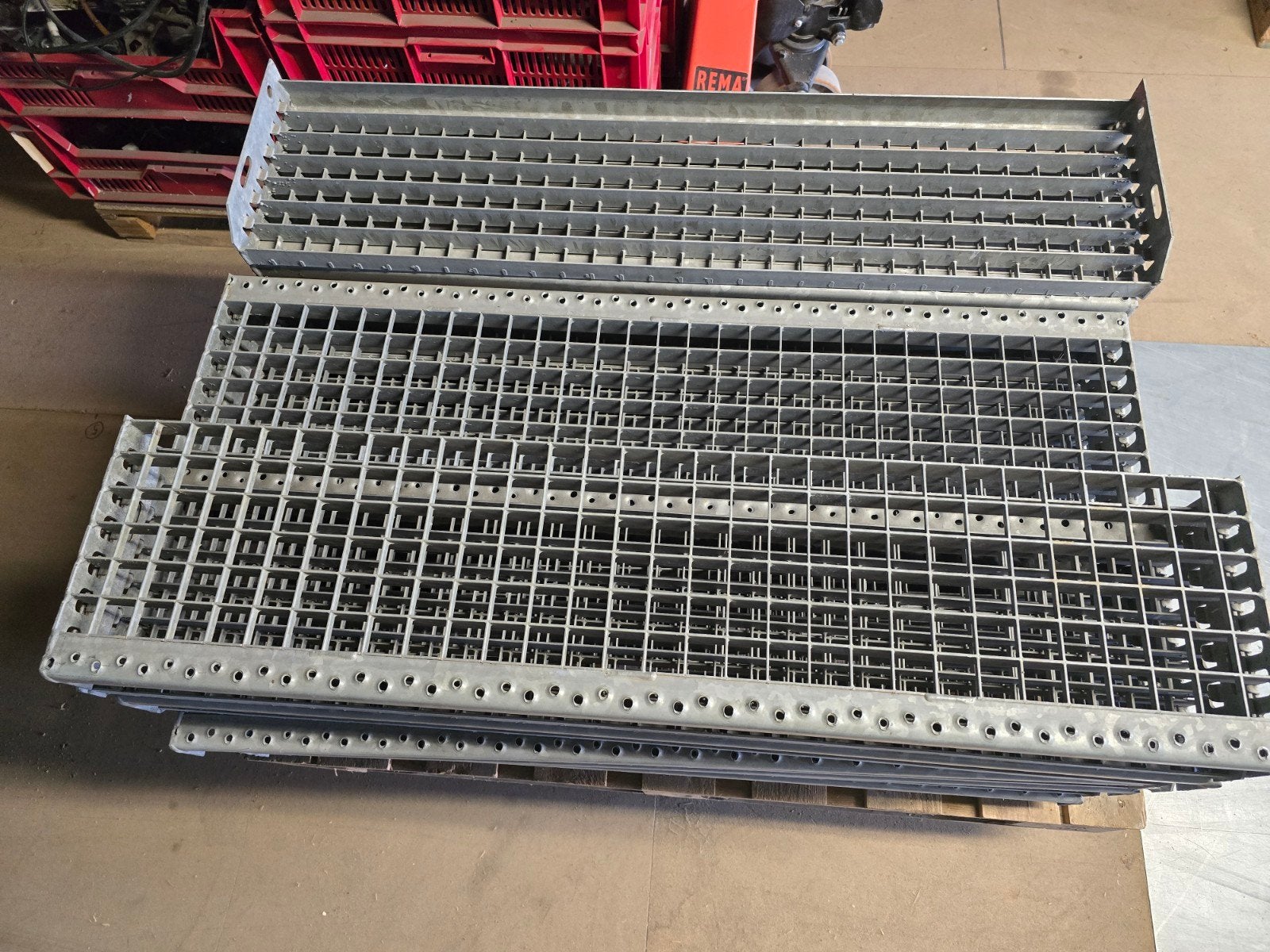 Traptreden metalen stalen roostertreden verzinkt 1m breed, Doe-het-zelf en Verbouw, Ophalen, Gebruikt, IJzer