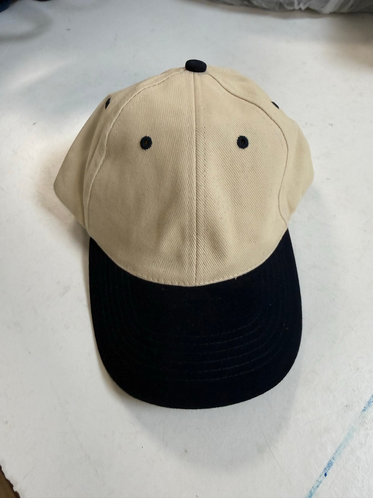 Nieuwe beige pet met zwarte klep - One size fits all, Kleding | Heren, Ophalen of Verzenden, Nieuw, One size fits all, Pet
