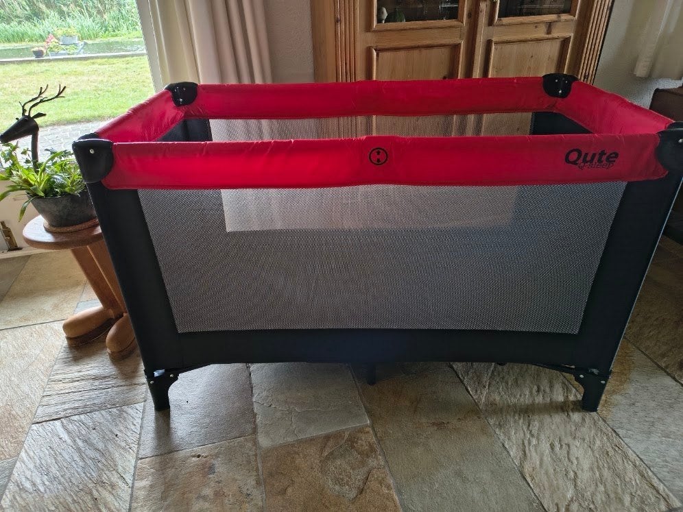 Qute Q-Sleep Reisbedje / Campingbedje - Rood/Zwart, Kinderen en Baby's, Ophalen, Zo goed als nieuw, Minder dan 140 cm, Matras