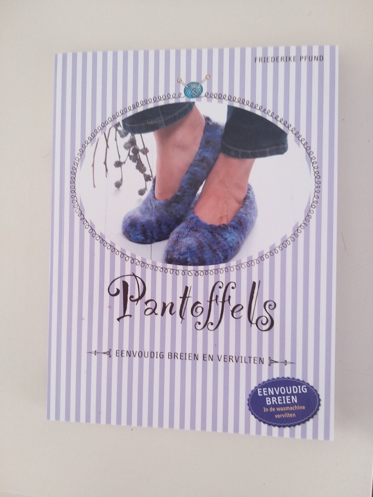 Pantoffels breien boek-box 27 patronen, Ophalen of Verzenden, Zo goed als nieuw, Breien en Haken