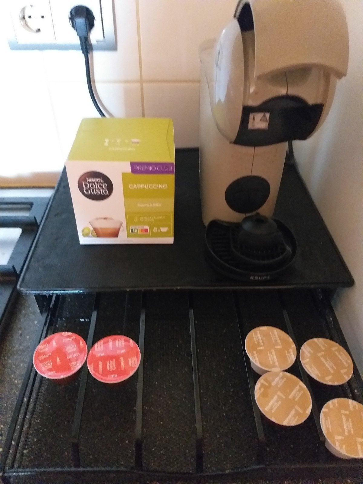 Nescafé Dolce Gusto koffiezetapparaat met cappuccino  cups, Koffiemachine, Ophalen of Verzenden, Zo goed als nieuw, 1 kopje