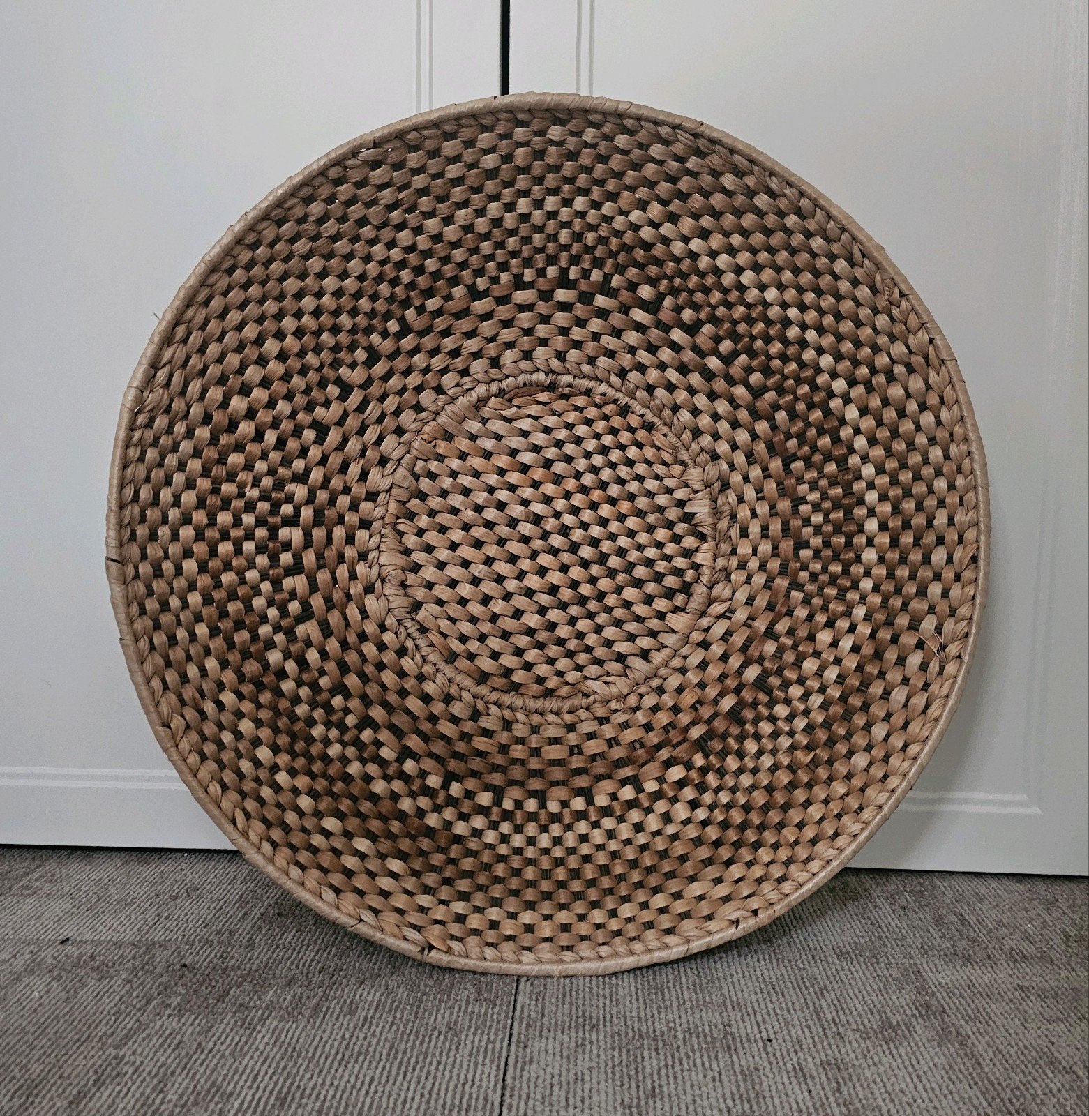 Grote handgevlochten decoratieve schaal/mand Ø63 cm – Boho I, Huis en Inrichting, Woonaccessoires | Schalen en Manden, Ophalen