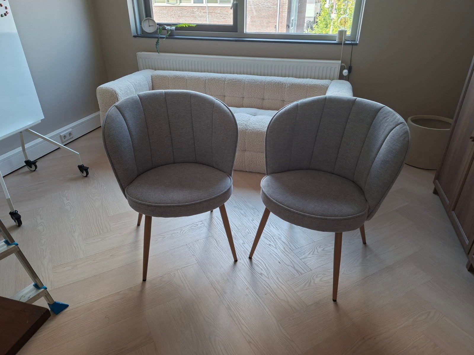 Grijze stoelen (2 stuks), Huis en Inrichting, Stoelen, Ophalen, Twee, Scandinavisch, Zo goed als nieuw