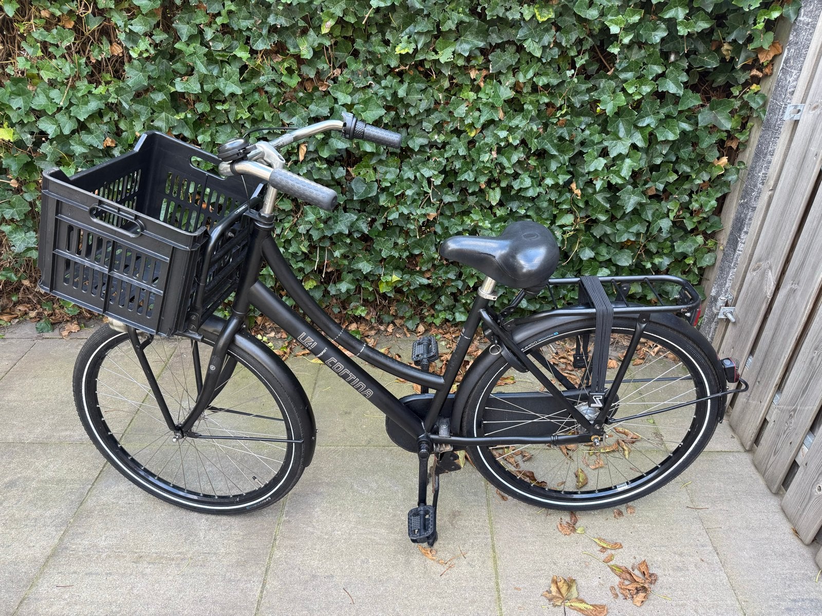 Cortina Transportfiets 26 inch Zwart met krat & bagagedrager