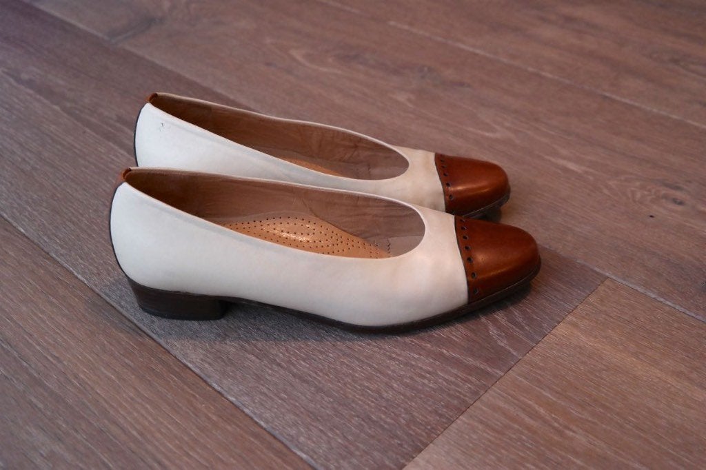 Italiaans handgemaakt kalfsleer schoentje roomwit/bruin mt36, Schoenen met lage hakken, Bruin, Ophalen of Verzenden, Zo goed als nieuw