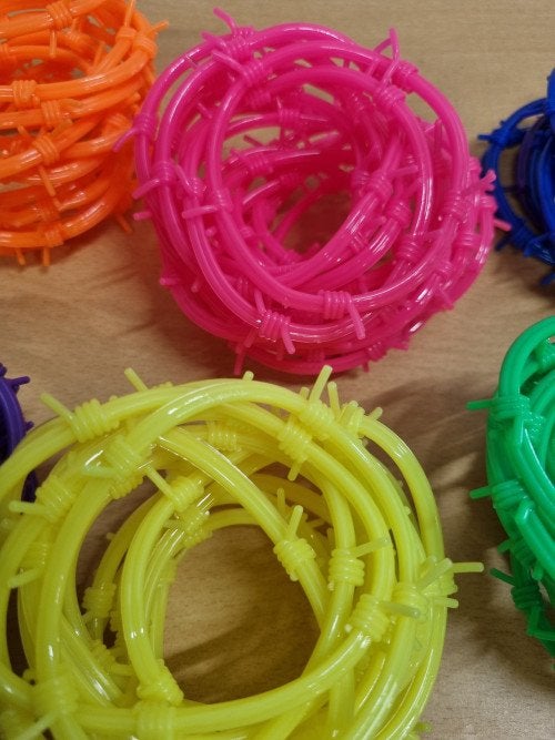 Armbandjes prikkeldraad kunststof 96 stuks, Ophalen of Verzenden, 'T Olde Gre-j, Info@toldegrej.nl, Endepoelstraat 20f Didam