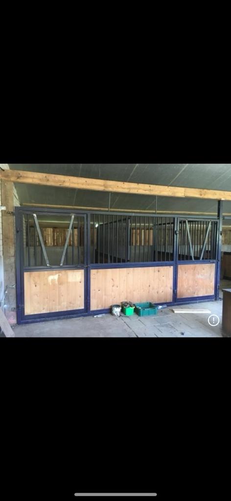 Opruiming paardenstallen en longeercirkel, Dieren en Toebehoren, Stalling, 2 of 3 paarden of pony's
