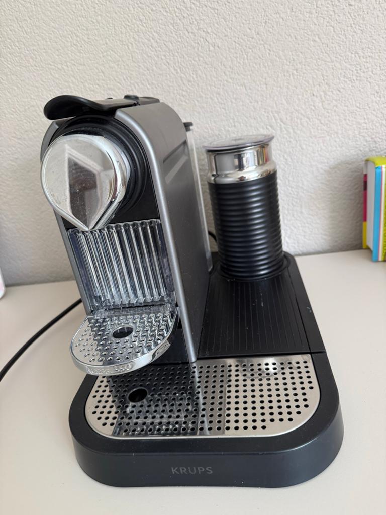 Nespresso Krups koffiemachine met melkopschuimer, Ophalen, Espresso apparaat, Zo goed als nieuw, 1 kopje