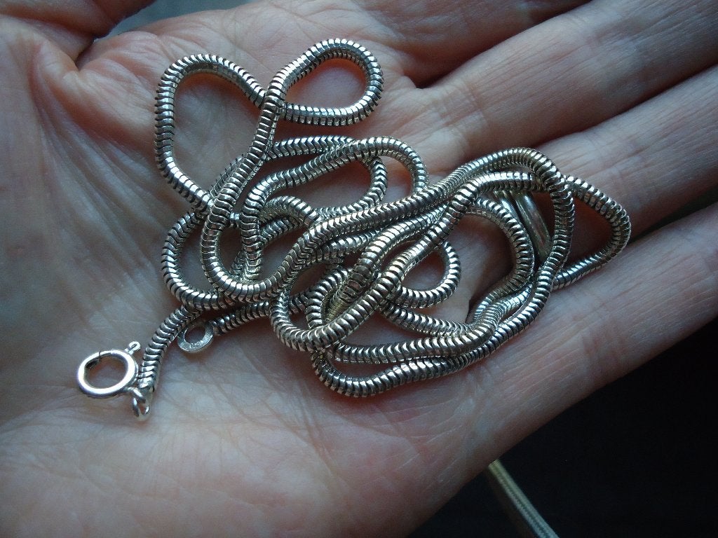 mooie lange echt zilveren slang ketting 71 cm gemerkt 19.3gr, Ophalen of Verzenden, Zo goed als nieuw, Zilver, Zilver