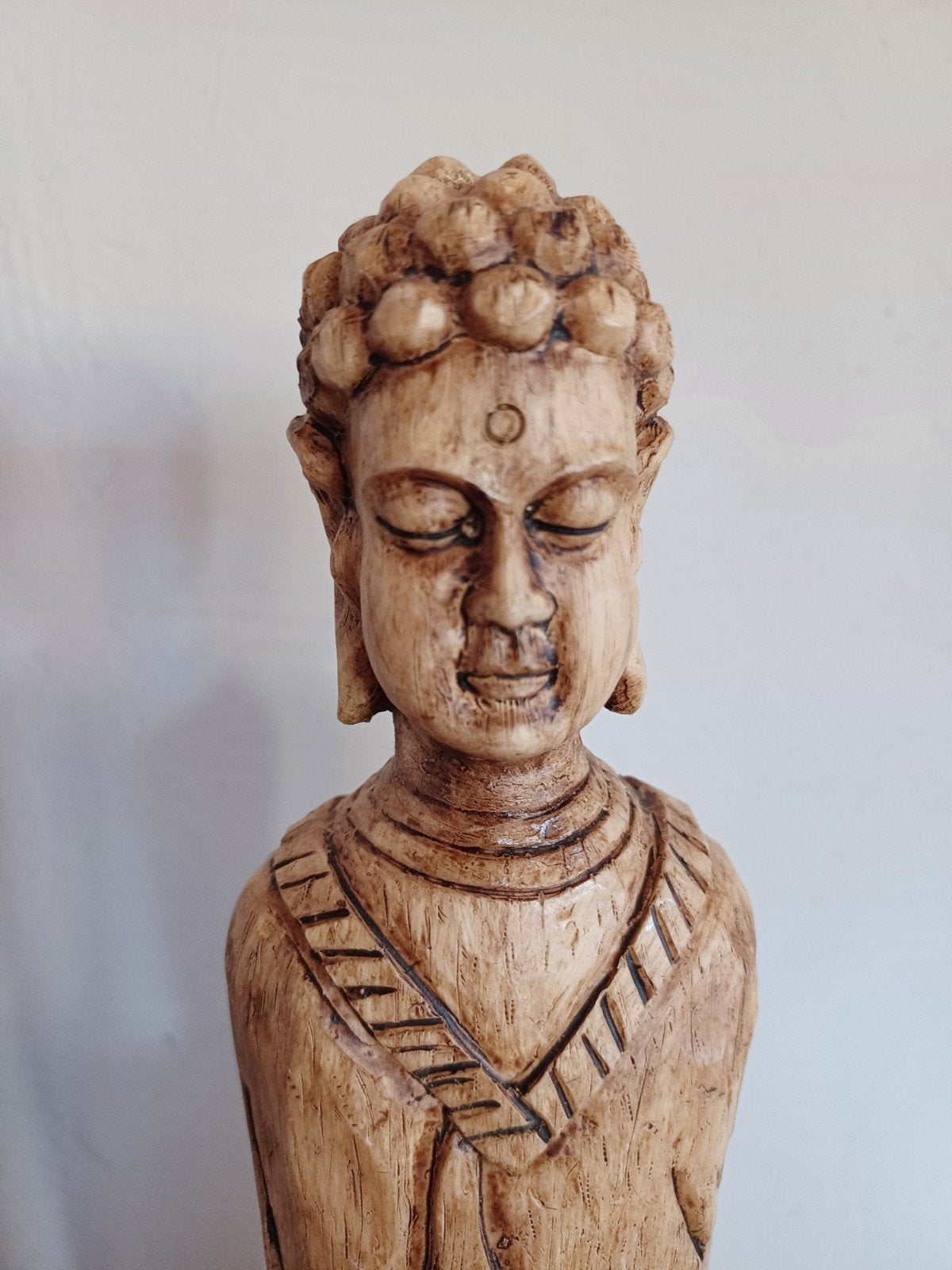 Boeddha beeld op sokkel, Met sokkel, Zo goed als nieuw, Hout, Bruin