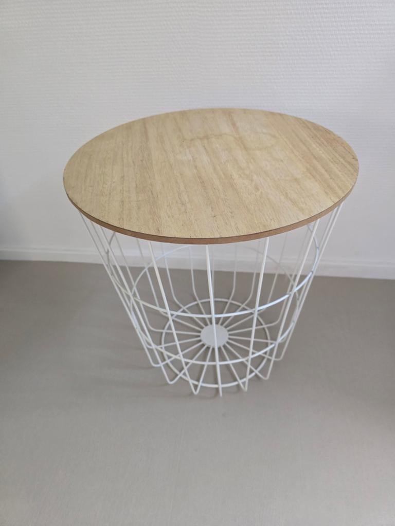 Moderne bijzettafel met houten blad en metalen mand, Huis en Inrichting, Tafels | Bijzettafels, 45 tot 60 cm, Minder dan 55 cm