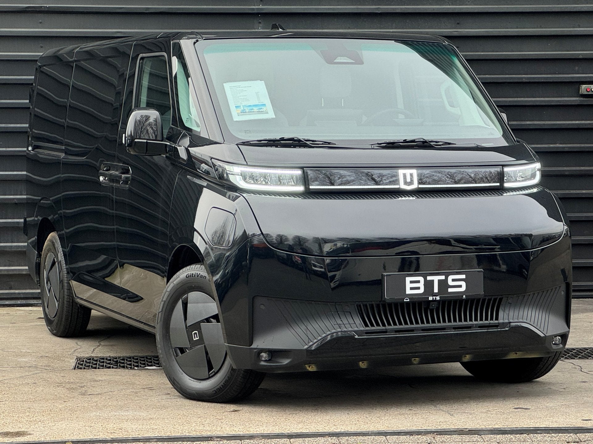 Farizon SV L1H1 83 kWh 270 Graden deuren, Trekhaak, Auto's, Zwart, Automatische klimaatregeling, 2200 kg, Te koop