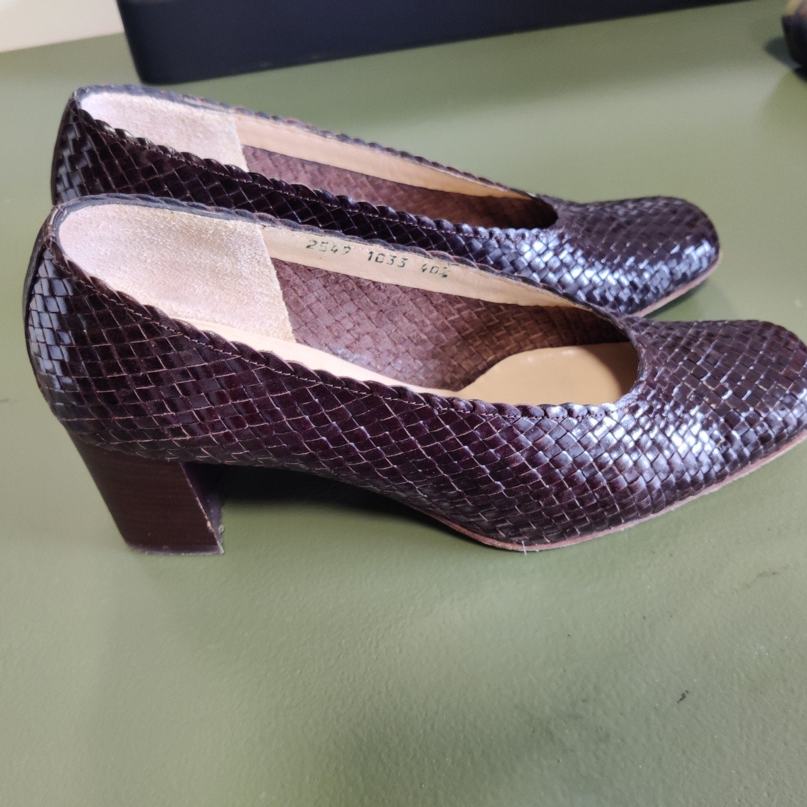 Bitter Pumps - Donkerbruin gevlochten leer - Maat 40.5, Kleding | Dames, Pumps, Bruin, Ophalen of Verzenden, Bitter