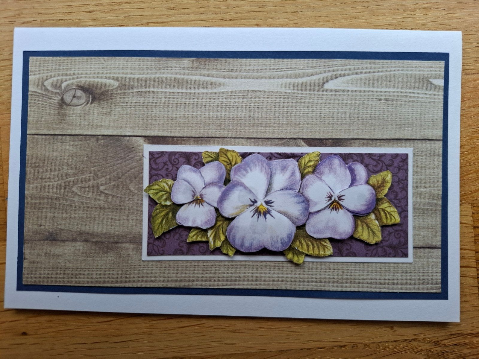 Zelfgemaakte kaart met viooltjes, Ophalen of Verzenden, Nieuw