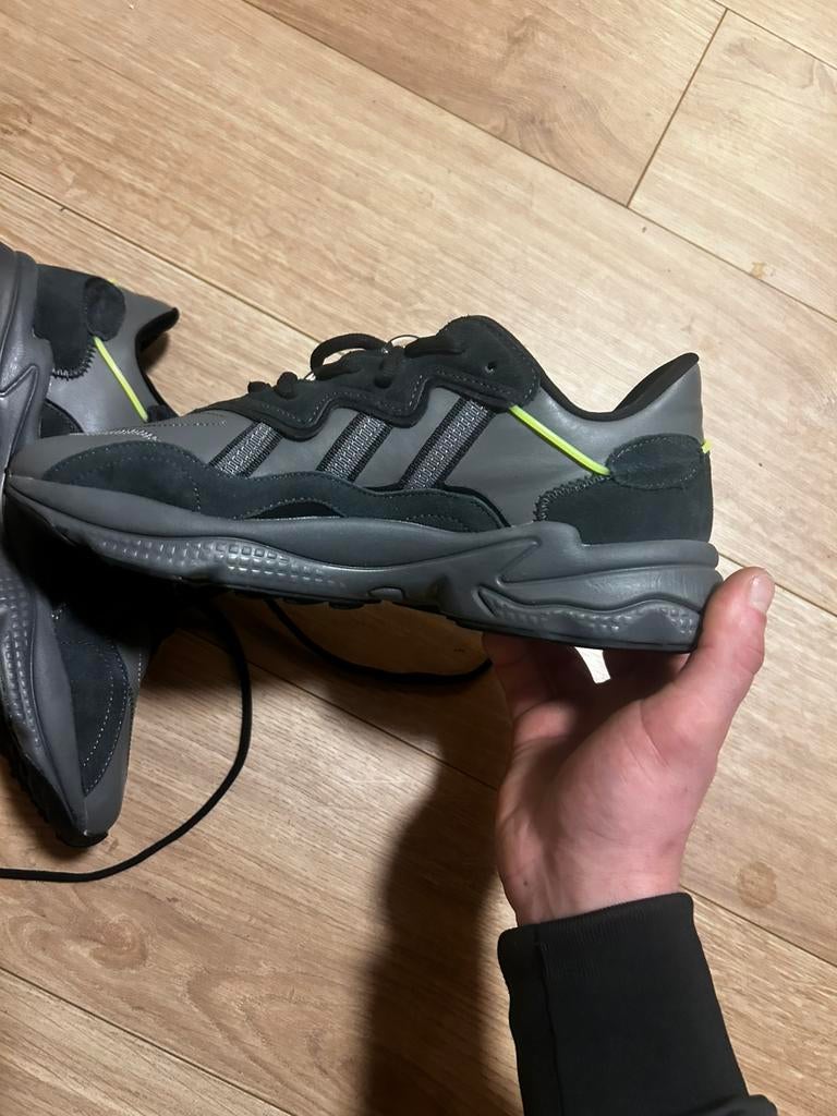 Adidas Ozweego Grey Neon EU 44 - NIEUW, nooit gedragen, Sport en Fitness, Korfbal, Ophalen, Nieuw, Schoenen