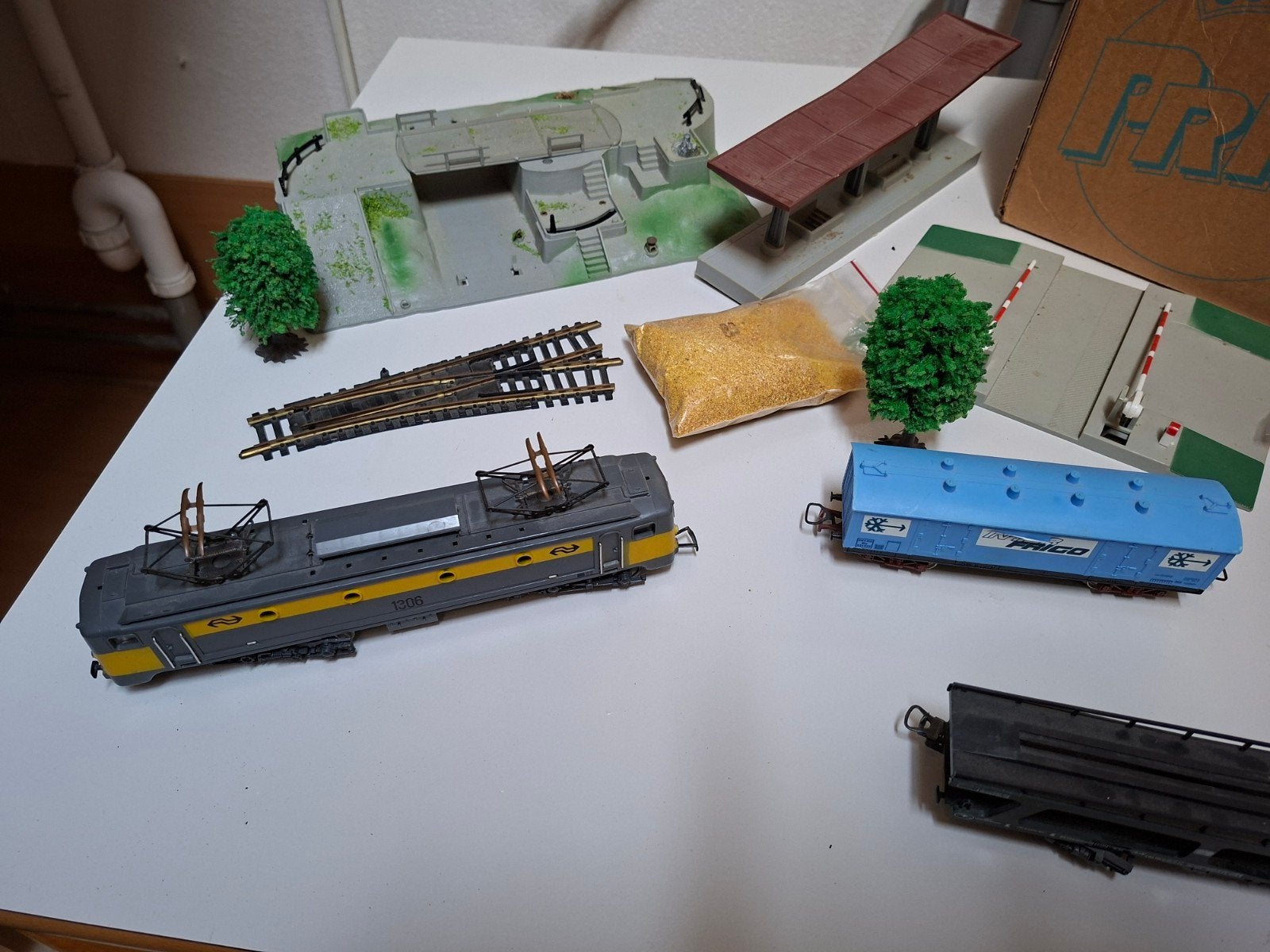 Speelgoed treinbaan met loc NS 1306 Jouef en toebehoren, Ophalen, Gelijkstroom, Jouef, NS