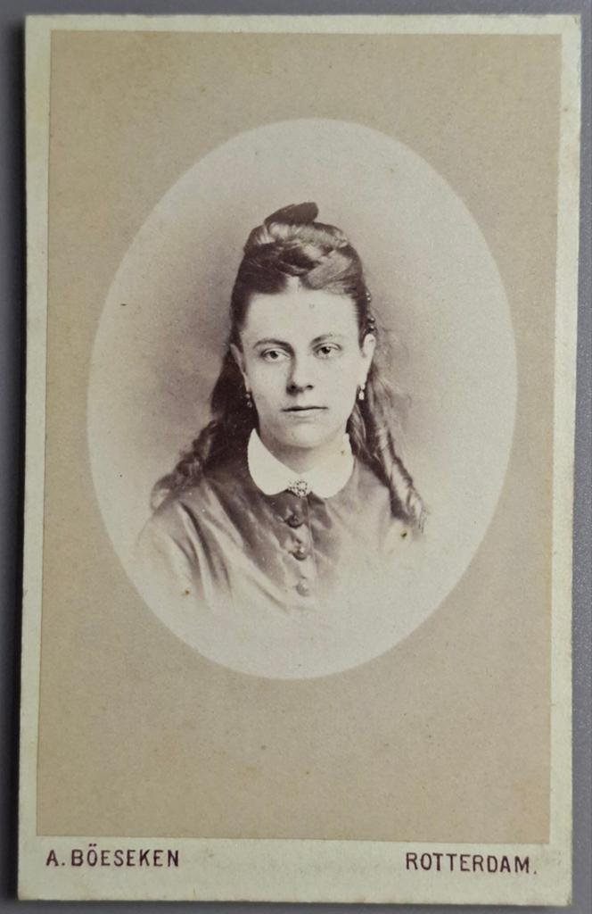 278 cdv deftig meisje Rotterdam fotograaf A. Böeseken, Ophalen of Verzenden, Voor 1940, Gebruikt, Kind