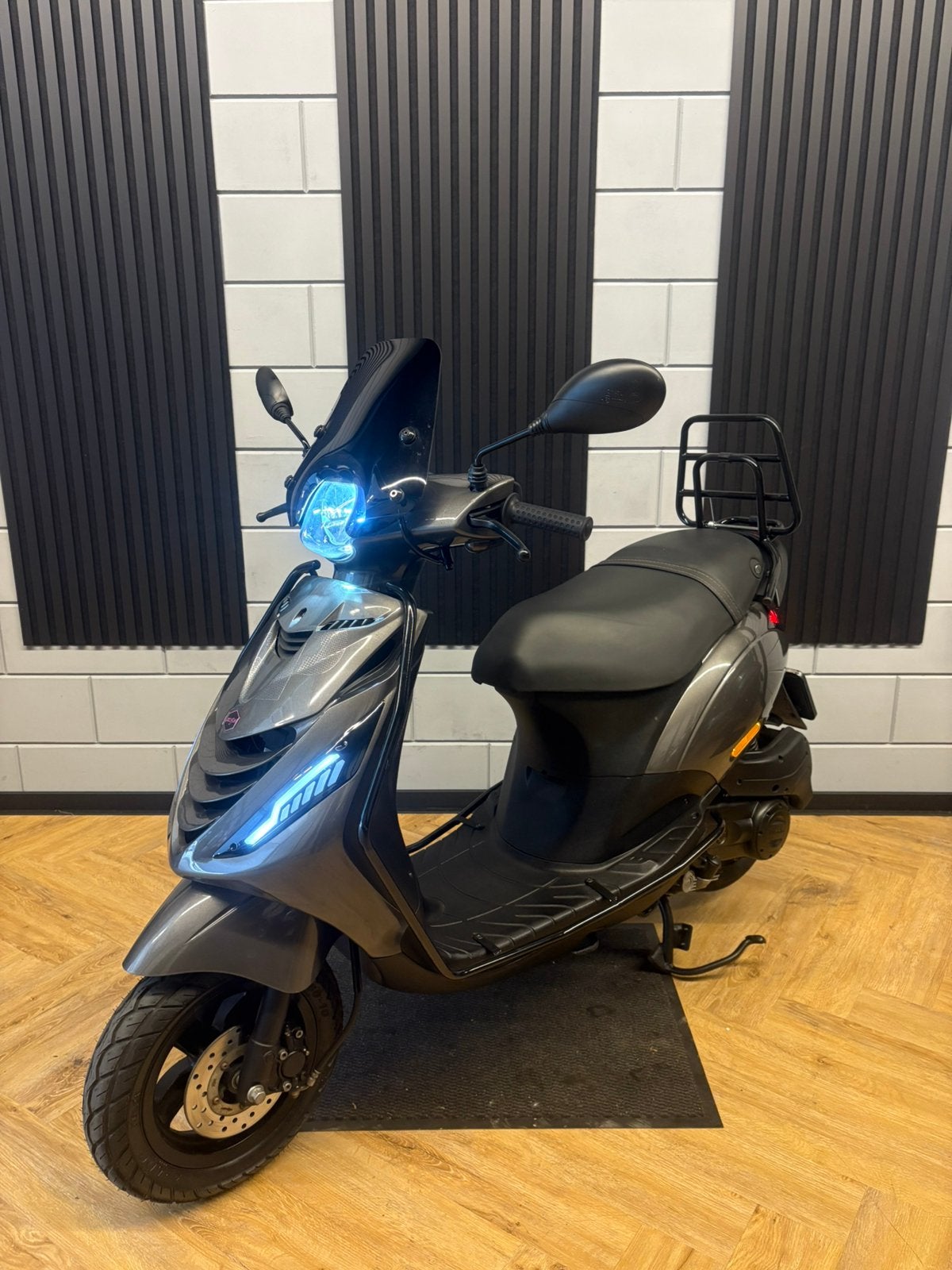 PIAGGIO ZIP 4T 3V BROM 2022 FULL OPTION PORSCHE AGAAT GRIJS, Ophalen, Maximaal 45 km/u, Zip, Zo goed als nieuw