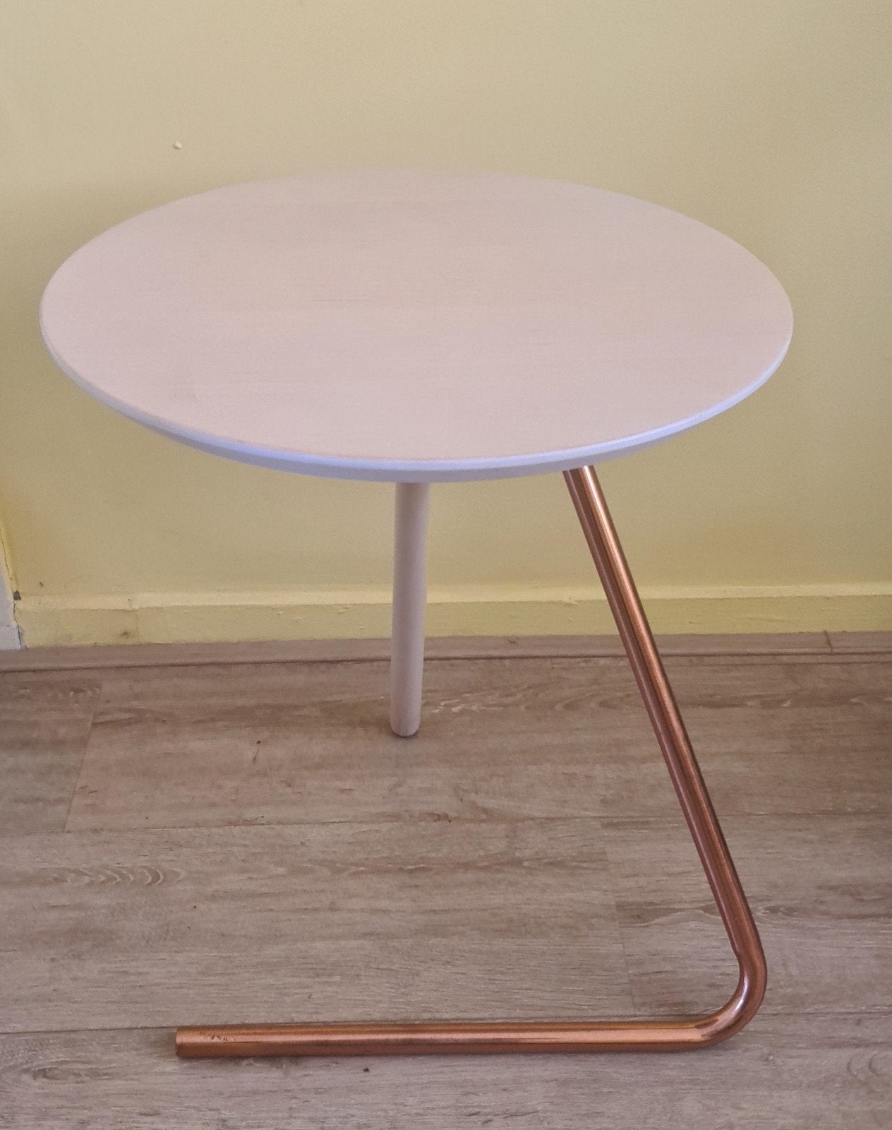 Modern Bijzettafel Rond - Wit met Koperen Accent, Ophalen, Minder dan 45 cm, Minder dan 55 cm, Gebruikt