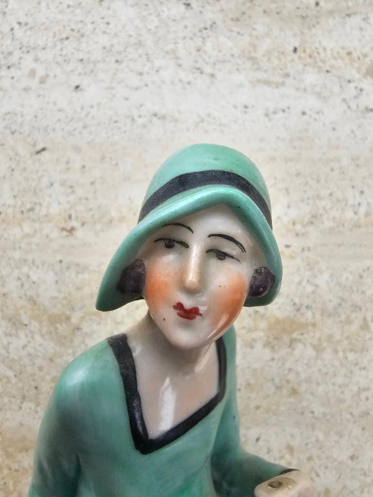 Gaaf Art deco porselein flapper girl hoedenpinhouder ca 1930, Antiek en Kunst, Ophalen of Verzenden