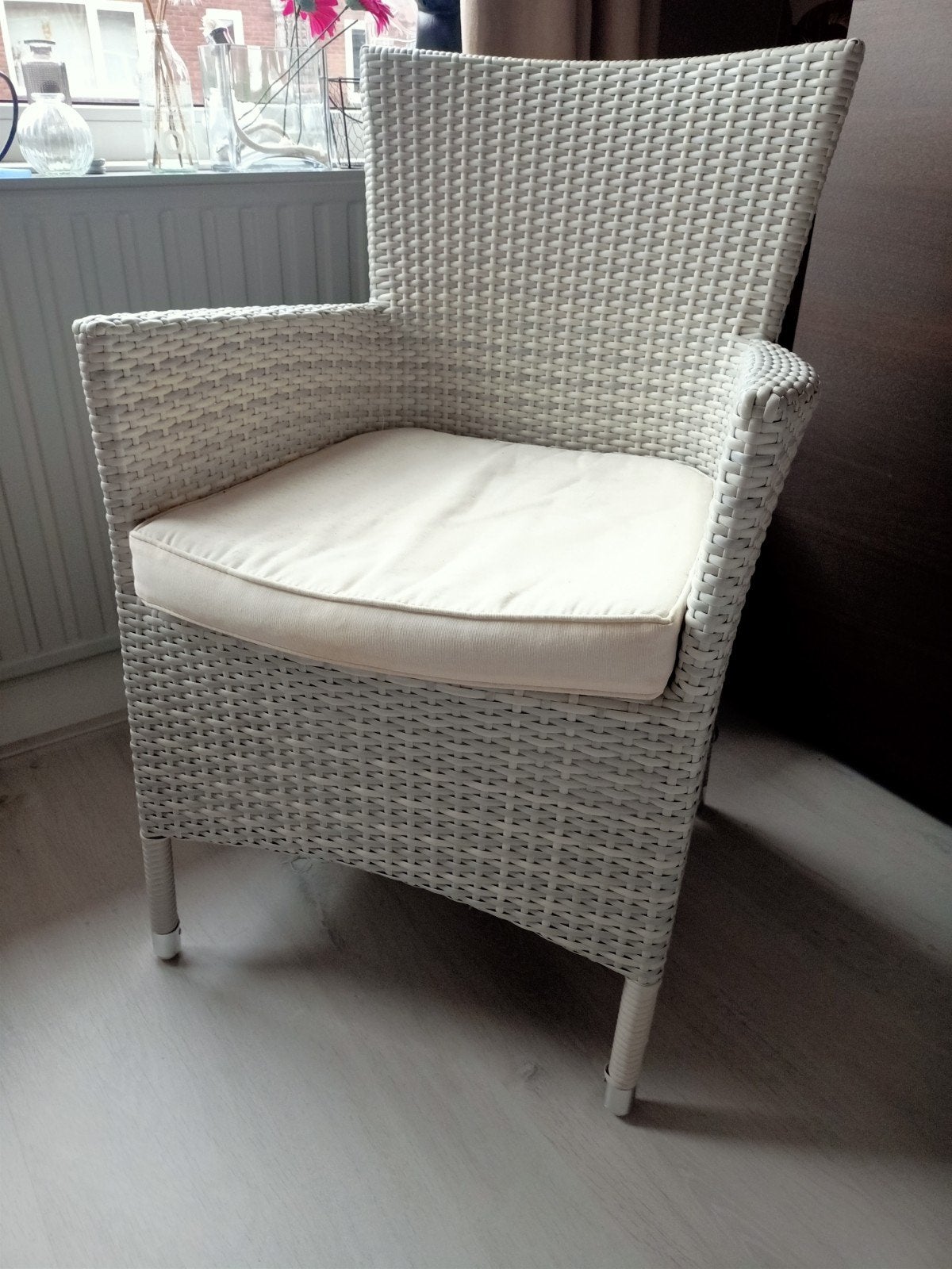 Witte/grijs rotanplastic stoel met kussen, Ophalen, Gebruikt, Wit, Riet of Rotan