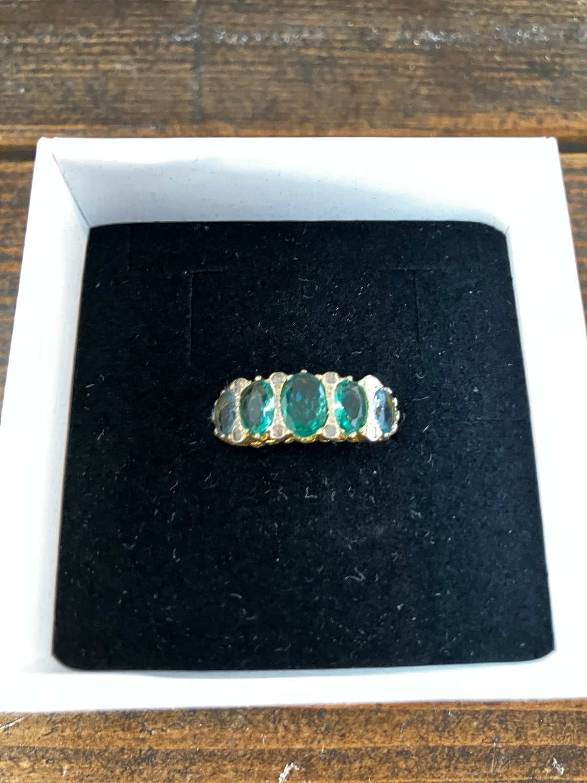 Gouden ring met smaragden en diamanten, Ophalen of Verzenden, Zo goed als nieuw, 17 tot 18, Met edelsteen