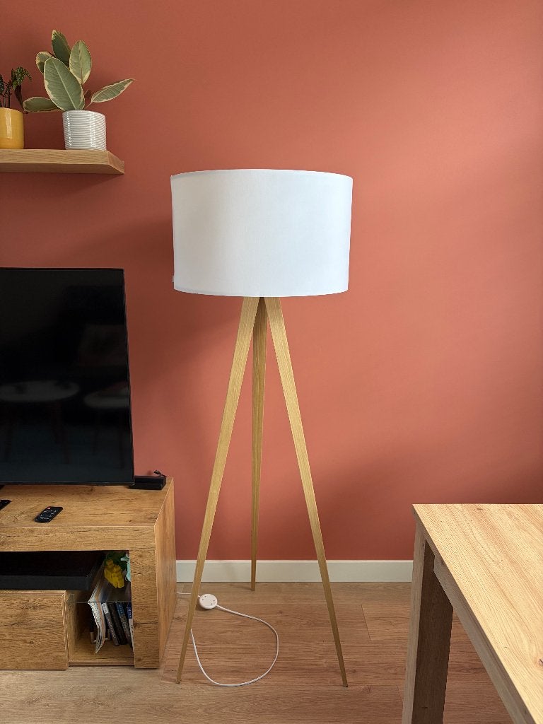 Staande lamp met driepoot onderstel en witte kap, Huis en Inrichting, Ophalen, Modern, Scandinavisch, Zo goed als nieuw, 150 tot 200 cm