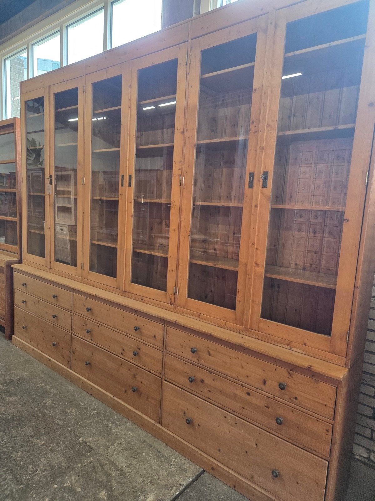 prachtige winkelkast ~ buffetkast ~ vitrinekast ~ boekenkast, Ophalen, 5 laden of meer, 200 cm of meer, Grenenhout