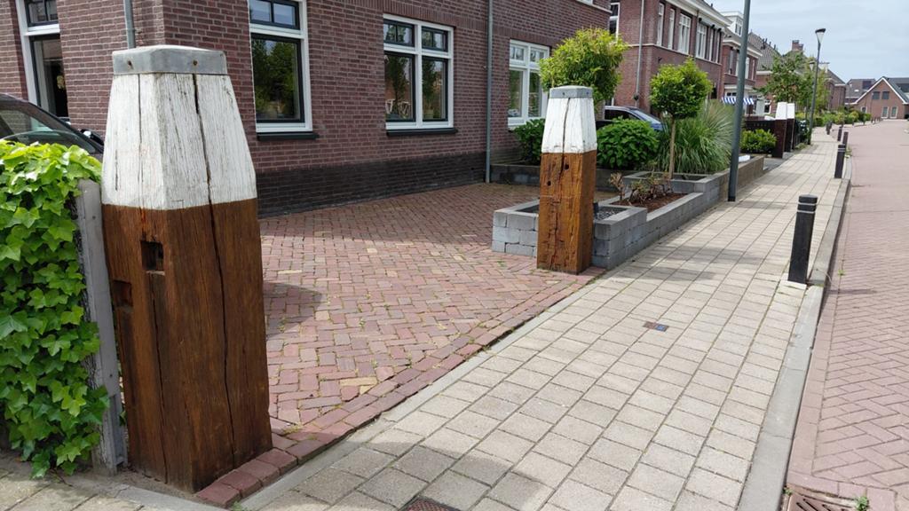 In goede staat: 2 authentieke meerpalen (havenpalen), Ophalen, 250 cm of meer, Palen, Hardhout