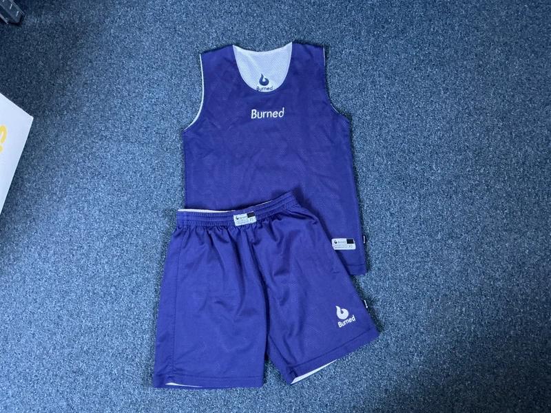 Basketbal Trainings Tenue - dubbelzijdig, blauw/wit, XS, Sport en Fitness, Basketbal, Ophalen of Verzenden, Gebruikt, Kleding
