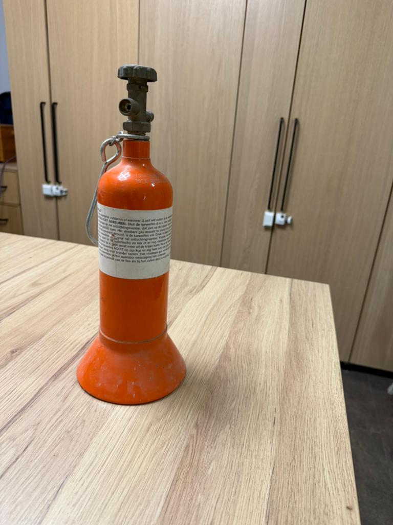 Gasfles - 1 liter stalen 3/8"L - Karweifles met ophanghaak, Caravans en Kamperen, Ophalen of Verzenden, Gebruikt