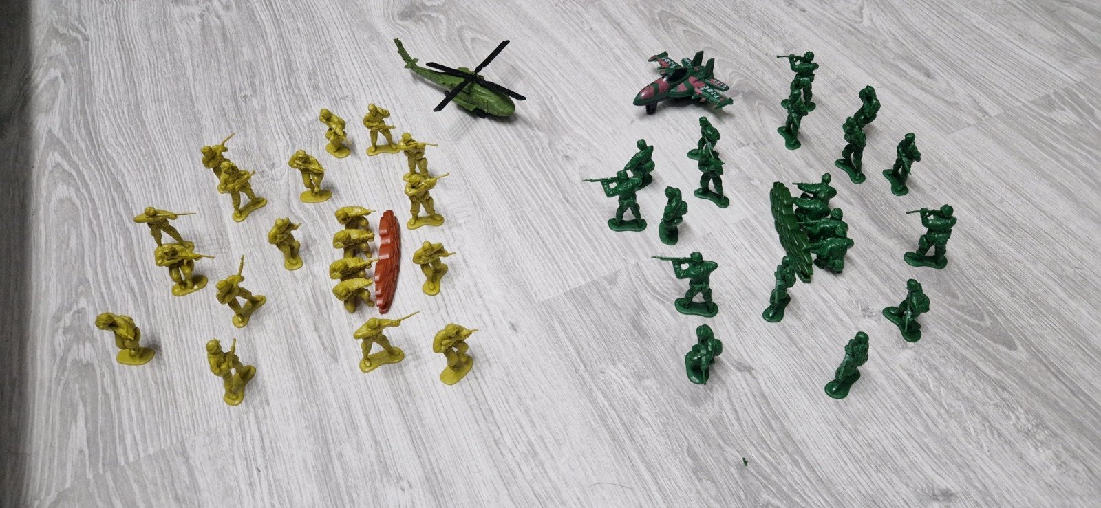 militairen poppetjes met straaljager en helicopter., Ophalen of Verzenden, Gebruikt, Overige typen