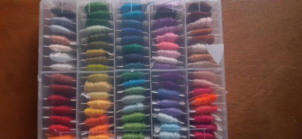 doosje vol op kleur gesorteerd borduurgaren, Ophalen of Verzenden, Nieuw, Handborduren, Borduurgaren of Zijde