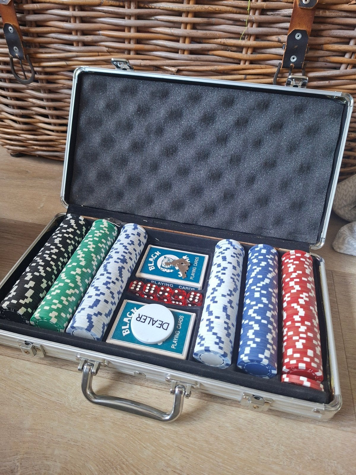 300 chips pokerset - pokerkoffer, Ophalen of Verzenden, Zo goed als nieuw