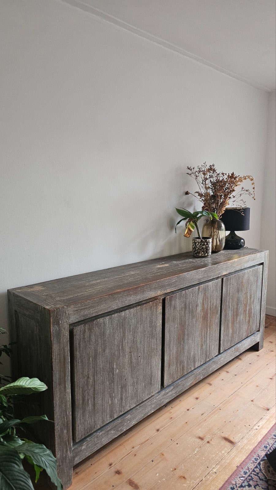 Robuust teak houten dressoir met 3 deuren